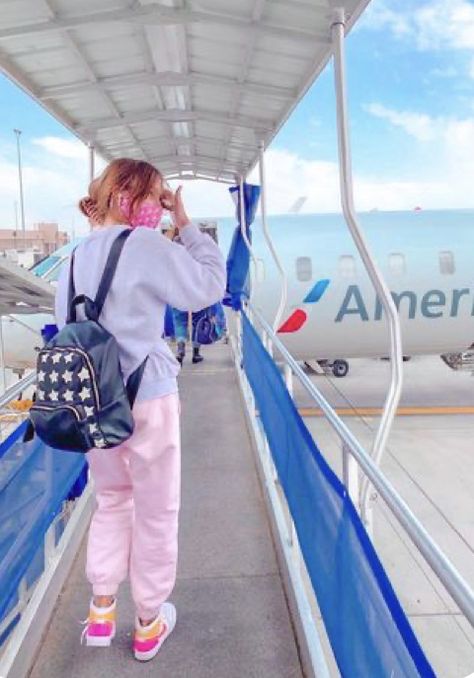 #preppytravel #assthetic#preppy#glowjordans Preppy Travel Outfit, Preppy Travel Bags, Preppy Vacation, Preppy Travel, Preppy Hairstyles, Airport Aesthetic, Airport Fits, Preppy Girls, Preppy Lifestyle