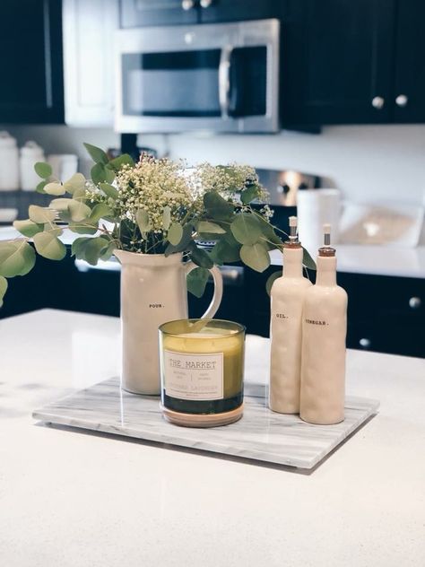 Kitchen Island Plants Decor, Kitchen Counter Flower Arrangements, Marble Tray Decor Kitchen, Counter Centerpiece Ideas, Kitchen Oil Tray Ideas, Kitchen Island Tray Decor, Countertop Organization Ideas, Kitchen Table Centerpiece Ideas, Bench Styling