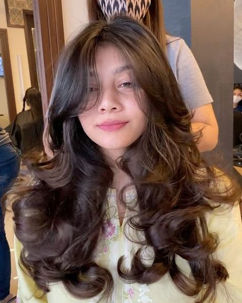 Long Wavy Layers With Curtain Bangs, Curled Hair With Bangs, Long Wavy Layers, Grad Hairstyles, Wavy Layers, Instagram Face, Layered Hair With Bangs, Brown Curls, Face Framing Layers