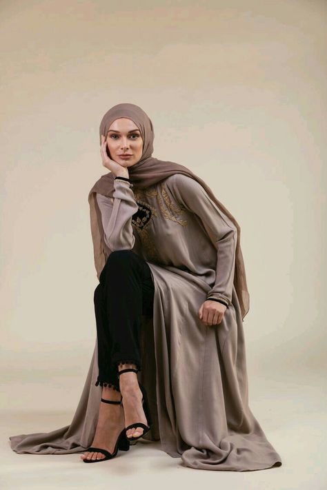 Fashion Photoshoot Studio, Abaya Collection, Studio Poses, Fashion Model Poses, Modern Hijab Fashion, Fashion Model Photography, Studio Photography Poses, Photoshoot Studio, Poses Photography