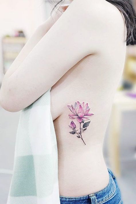 Lotus Flower Side Tattoo #sidetattoo #uniquetatto ★A colorful simple and minimalist or intricate and geometric lotus flower tattoo can embellish your arms, foot, shoulder, wrist, back, or thigh ★ See more: http://glaminati.com/lotus-flower-tattoo/ #lotusflowertattoo #lotusflower #lotustattoo #lotustattoodesign #glaminati #lifestyle Tattoo Lotus Flower, Lotus Flower Tattoo Ideas, Flower Hip Tattoos, Lotusblume Tattoo, Tattoo Son, Tattoo Lotus, Flower Tattoo Ideas, Sanskrit Tattoo, Hibiscus Tattoo