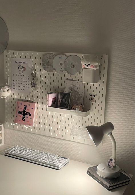 Kpop Pegboard Aesthetic, Small Pegboard Ideas, K Pop Peg Board, Peg Board Ideas Room Decor, Kpop Pegboard Ideas, Peg Board Ideas, Txt Room, White Pegboard, Pegboard Ideas