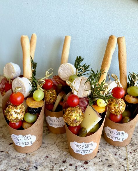 Diy Charcuterie Cups, Mini Cheese Balls Recipe, Diy Charcuterie Board, Mini Cheese Balls, Fancy Lunch, Snack Boards, Charcuterie Cups, Charcuterie Appetizers, Charcuterie Ideas