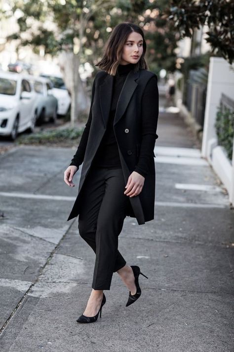 3 Ways To Style A Turtleneck Turtleneck under vest #autumn #winter Sara Donaldson, Comfortable Work Clothes, Black Fall Outfits, Maxi Blazer, Look Office, Style Lookbook, Looks Black, Clothes Style, All Black Outfit