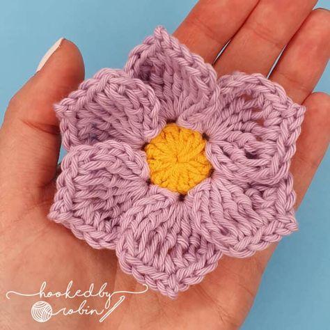 Simple Crochet Flower Free Pattern, Crochet Flowers Flat, Small Crochet Flowers, Crochet Small Flower, Crochet Flowers Easy, Crochet Flowers Free Pattern, Crocheted Flowers, Crochet Hexagon, Crochet Things