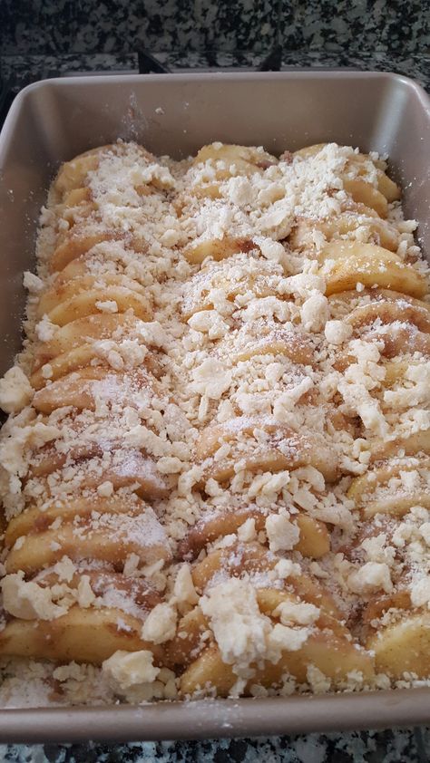 Apple Streusel Cake Recipe, Apple Strudel Cake Recipe, German Apple Desserts, German Deserts Easy, Apple Strudel Cake, German Desserts Oktoberfest, German Desserts Easy, Apple Kuchen Recipe German, German Kuchen Recipes