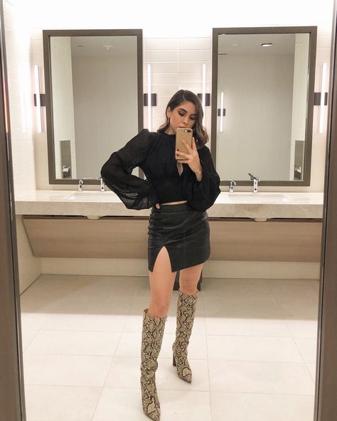 Snake Print Boots Outfit, Print Boots Outfit, Ootd Boots, Snake Boots, Snake Print Boots, Snakeskin Boots, Outfit Party, Boots Outfit, Night Outfits