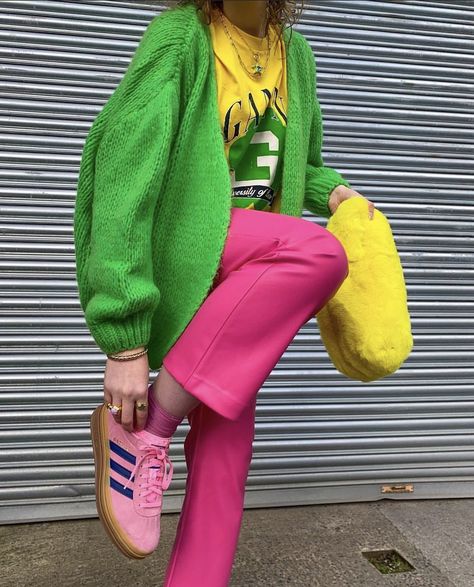 Bright Pattern Outfit, Colorful Bold Outfits, Colour Clash Outfits, Womens Colorful Outfits, Colorful Edgy Style, Layered Colorful Outfits, Colorful Outfit Inspiration, Colorful Sneakers Outfit Street Style, Eccentric Style Women