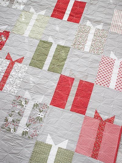 Christmas Present Quilt, Cute Christmas Presents, Christmas Pillows Diy, Cake Quilt, Swap Gifts, Layer Cake Quilts, Christmas Quilt Patterns, Nice List, Gift Bows