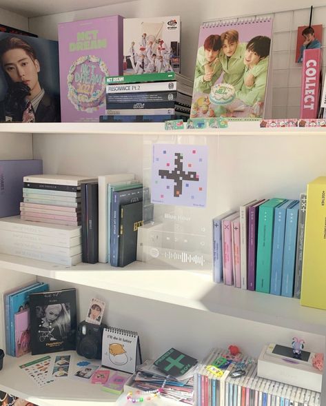 Anime And Kpop Room Ideas, Small Kpop Room Ideas, Kpop Bookshelf, Kpop Shelf Ideas, Kpop Fan Aesthetic, Kpop Albums Shelf, Aesthetic Room Inspiration, Pop Decor, Kpop Shelf