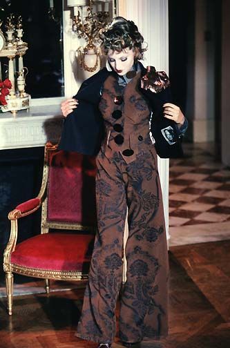 Vintage Vivienne Westwood Outfits, New Romanticism Fashion, Vivienne Westwood Person, Vivienne Westwood Vintage Runway, Vivienne Westwood Lookbook, Vivienne Westwood 90s Punk, 90s Maximalism Fashion, Funky Suit Women, Vivienne Westwood Suits