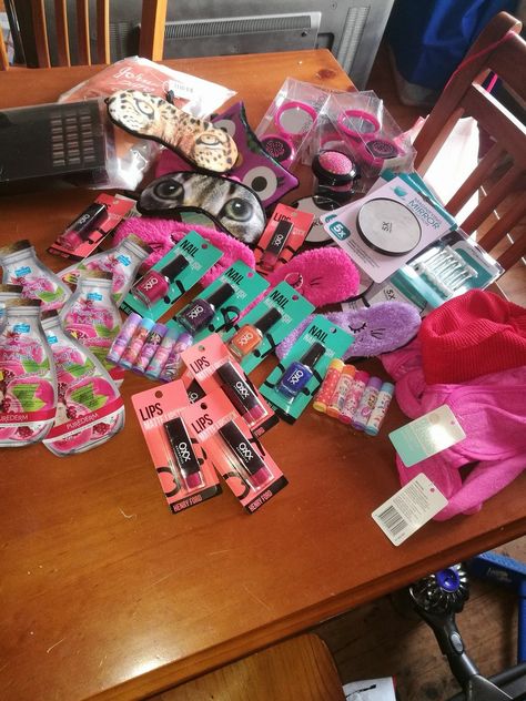 Party Favors For Slumber Party, Sleep Over Party Favors Goodie Bags, Slumber Party Gift Bags Favors, Bday Gift Bags Party Favors, Slumber Party Favor Ideas, Birthday Sleepover Gift Bags, Slumber Party Gift Baskets, Sleepover Gift Bag Ideas, Pajama Party Favors For Adults