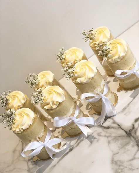 Mini Wedding Cakes Centerpieces, Mini Cake Favors, Mini Cake Centerpieces Wedding, Mini Cake Wedding Favors, Individual Cakes Mini Wedding, Bride Era, Dessert Shots, Tall Cakes, Caking It Up