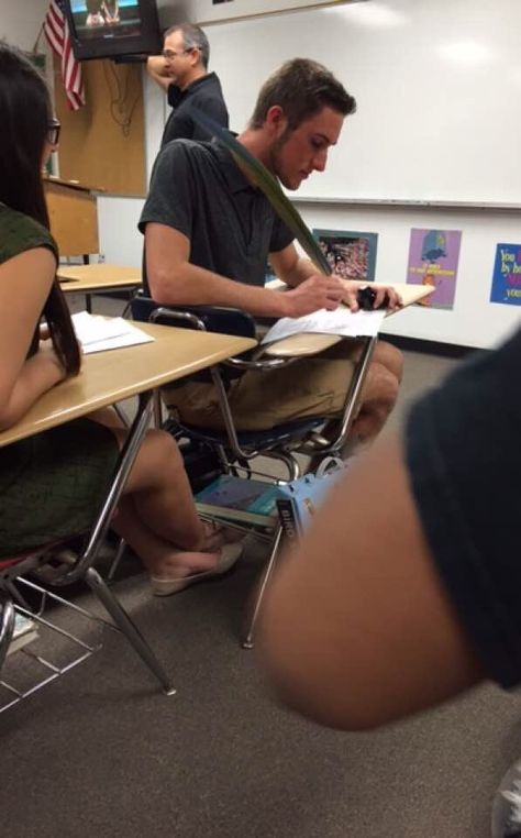 This teacher who knows how to deter students from forgetting to bring a pen: | 31 Teachers Who Are Definitely Funnier Than Their Students Bored Teachers, The Last Laugh, Online Quizzes, Epic Fails Funny, A Pen, Epic Fails, Teacher Humor, Bones Funny, Really Funny