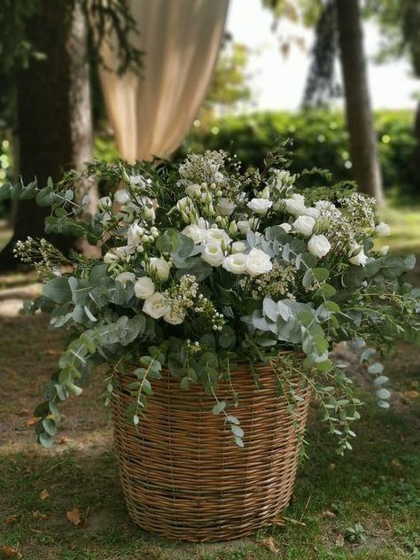 White Flower Arrangements, Front Porch Christmas Decor Ideas, Porch Christmas Decor Ideas, Front Porch Christmas, Porch Christmas Decor, Christmas Decor Ideas Diy, White Vase, Decor Ideas Diy, Outdoor Wedding Decorations