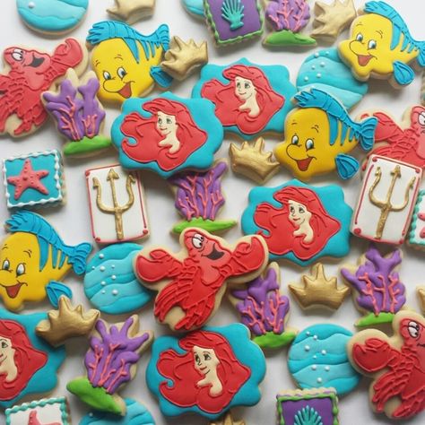 The Little Mermaid Ariel Birthday Cookies, Ariel Cookies Decorated, Little Mermaid Cookies Decorated, Mermaid Cookie Cake, Disney Little Mermaid Birthday Party, Ariel Cookies, Little Mermaid Cookies, Mermaid Treats, The Little Mermaid Cake