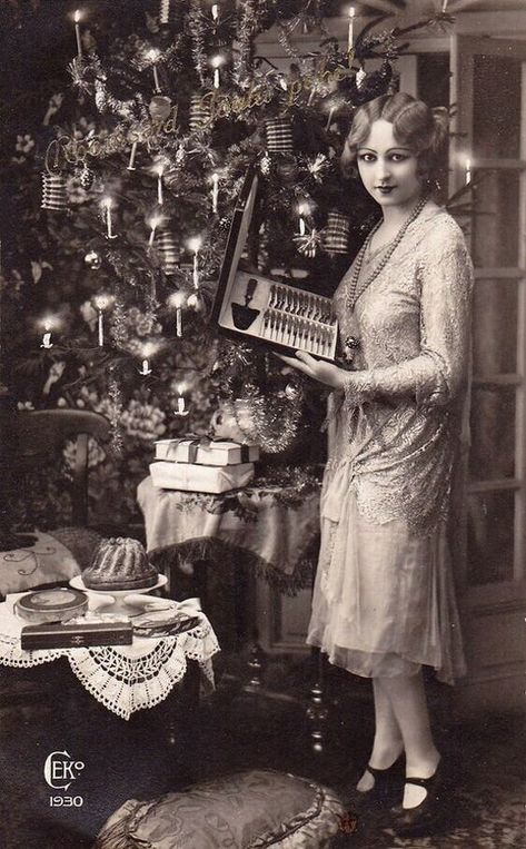 Christmas Inspiration 1920s Christmas, Old Time Christmas, Vintage Christmas Photos, Ghost Of Christmas Past, Old Christmas, Old Fashioned Christmas, Antique Christmas, Christmas Past, Victorian Christmas