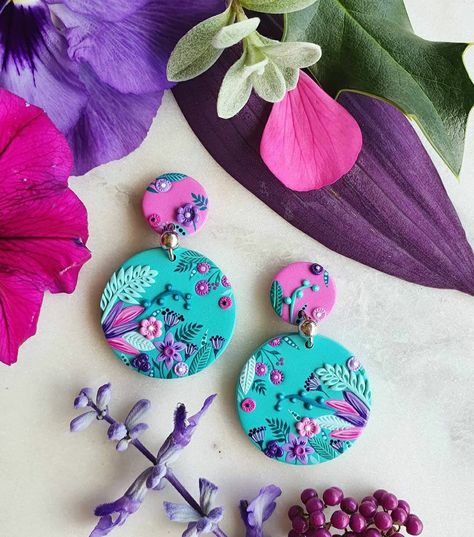 Clay Baubles, Painted Polymer Clay Earrings, Beads Of Courage, Clay Embroidery, Painted Polymer Clay, Crafts Clay, Handmade Wedding Jewellery, Clay Moulding, Homemade Earrings