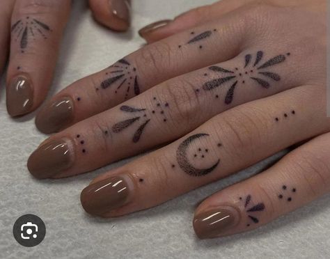 Finger Dot Tattoo, Simple Finger Tattoo, Small Tattoos Ideas, Finger Tattoo Ideas, Toe Tattoos, Thumb Tattoos, Cute Finger Tattoos, Small Finger Tattoos, Finger Tattoo For Women