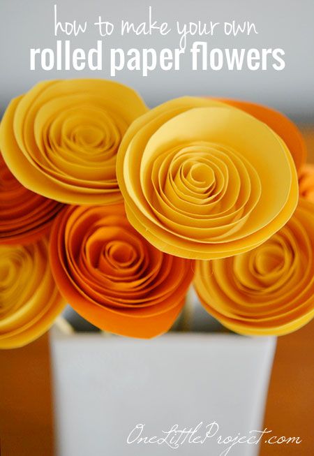 How to make paper flowers - These rolled paper flowers are super easy and surprisingly fun to make! Rolled Paper Flowers, Make Paper Flowers, Diy Flores, Fleurs Diy, Folding Origami, Paper Flower Crafts, How To Make Paper Flowers, Paper Flowers Craft, Make Paper