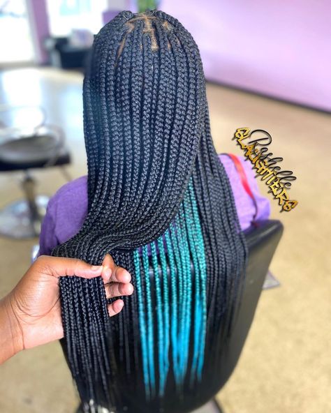 #TheSLAUGHTERGirl on Instagram: “I looove a cute peek-a-boo color 💎! OCTOBER BOOKING STILL OPEN! 💫 ⠀ 𝐁𝐨𝐨𝐤 𝐭𝐡𝐢𝐬 𝐬𝐭𝐲𝐥𝐞 𝐮𝐧𝐝𝐞𝐫: Medium Box Braids (Waist Length) ⠀ ⠀ ⠀ ⠀ 𝐘𝐨𝐮𝐓𝐮𝐛𝐞…” Peek A Boo Hair Color Ideas For Black Hair, Knotless Box Braids Peek A Boo Color, Peek A Boo Braids, Peek A Boo Box Braids, Funky Braids, Braids Inspiration, Peekaboo Hair Colors, Wigs Collection, Cute Box Braids