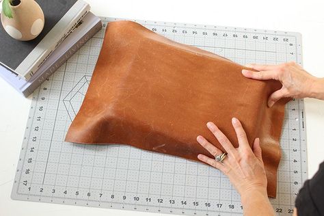 Diy Leather Tray, Leather Purses Diy, Diy Leather Valet Tray, Simple Leather Projects, Scrap Leather Projects, Diy Leather Gifts, Drop Station, Leather Techniques, Key Dish