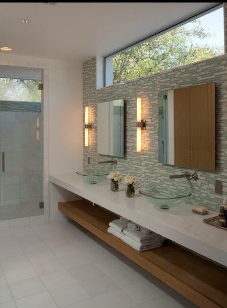 Baño 2 Contemporary Bathroom Designs, Bad Inspiration, Clerestory Windows, Bathroom Windows, Bathroom Decoration, Contemporary Bathrooms, Green Bathroom, Bath Design, Beautiful Bathrooms