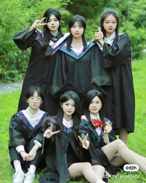 Graduation Album, Friendship Photoshoot, Graduation Photography Poses, Graduation Photography, Cute Makeup Looks, All Friends, Best Friends Forever, Cute Makeup, Friends Forever