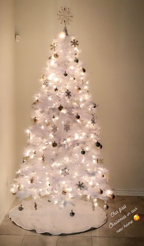 White Christmas Tree Little White Christmas Tree, White Christmas Tree Decorations Themes, Minimalist White Christmas Tree, White Christmas Tree Aesthetic, Diy Christmas Decorations Outdoor, Christmas Tree Ideas Red, Small White Christmas Tree, Mini White Christmas Tree, Christmas Tree Ideas 2023