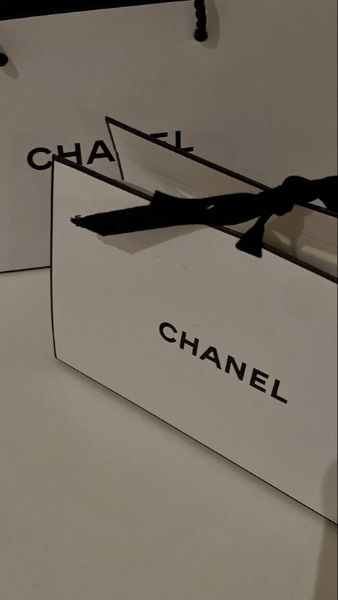 Chanel Aesthetic Dark, Chanel Jennie Kim, Chanel Jennie, Chanel Aesthetic, Rich Women Lifestyle, Dark Modern, Study Organization, Taylor Swift Posters, Rich Women