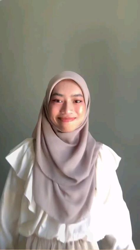 Small Hijab Style, Bawal Style Ootd, Hijab Style For Graduation, Tutorial Bawal To Shawl, Purple Style Outfit Hijab, Toturial Tudung Shawl, Square Hijab Style, Tutorial Tudung Bawal, Bawal Style