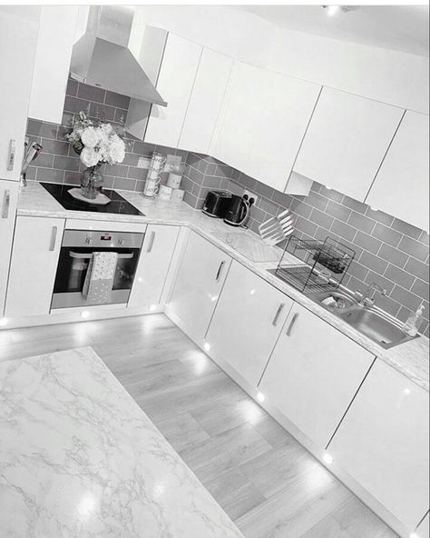 Kitchen Decor Grey And White, Grey And White Theme House, White And Gray House Interior, White And Grey Kitchen Aesthetic, Sliver White Living Room, White And Silver Kitchen, Grey House Interior, Light Grey Gloss Kitchen Ideas, Kitchen Ideas Dark Cabinets