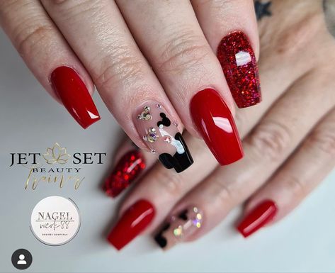 Minnie And Mickey Nail Designs, Mickey Mouse Nails Christmas, Disney Winter Nails, Red Disney Nails, Mickey Christmas Nails, Mickey And Minnie Nails, Christmas Disney Nails, Disney Christmas Nails, Disneyland Nails