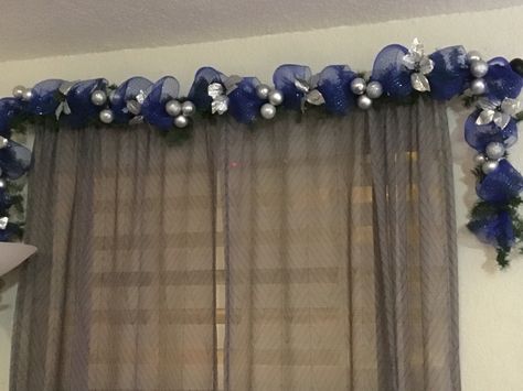 Decorate Airbnb, Window Garland, Decoracion Halloween, Christmas Window Decorations, Christmas Celebration, Christmas Window, Blue Christmas, Christmas 2024, Deco Mesh