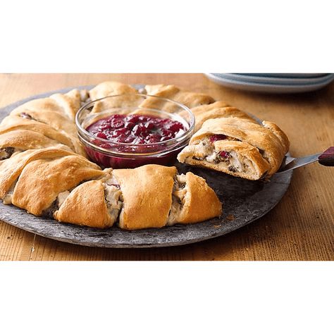 Bring new life to leftovers with this easy Thanksgiving crescent ring meal! Turkey, cranberry sauce, cheese and spinach get wrapped up in flaky crescent dough for a delicious dinner that's just as fun to eat as it is convenient to pull together. Serve up this Thanksgiving crescent roll ring with a bowl of cranberry sauce in the middle for an extra pretty presentation. Turkey Crescent Ring, Thanksgiving Crescent Rolls, Crescent Roll Ring, Fancy Sandwich, Recipes With Turkey, Turkey And Cranberry, Pretty Presentation, Cranberry Turkey, Turkey Cranberry