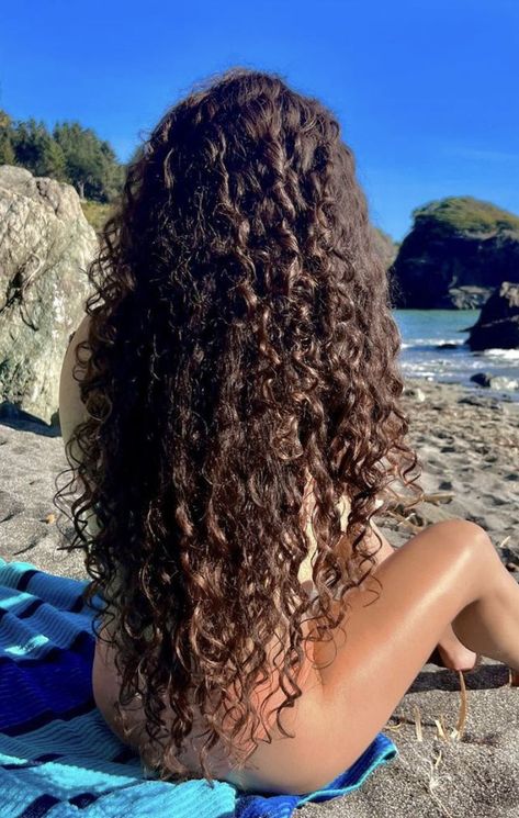 Watch With Glittering Eyes, Weird Beauty, 3a Hair, Wavy Hair Care, Curly Hair Accessories, Curly Wavy Hair, Happy Earth Day, Curly Hair Styles Easy, Beautiful Curly Hair