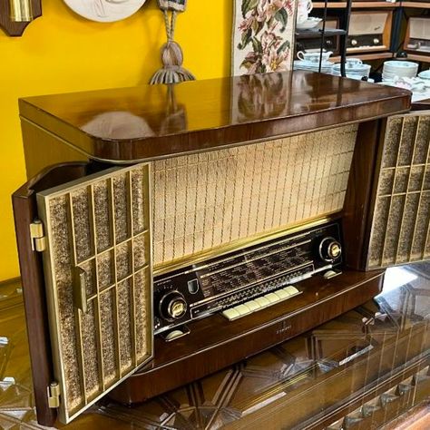 Antique Siemens Schatulle H42 Tube Radio Pristine Condition Collectible Model - Etsy Bulgaria Antique Oak Furniture, Radio Vintage, Streamline Moderne, Retro Radio, Antique Radio, Old Radios, Music Boxes, Timber Wood, Vintage Radio