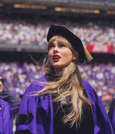 graduation from nyu 2022 Taylor Swift Fotos, The Bigbang Theory, Swift Photo, Taylor Swift Wallpaper, Long Live Taylor Swift, Swift 3, Live Taylor, Taylor Swift Pictures, Taylor Alison Swift