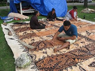 Making Tapa cloth Tongan Patterns, Samoan Patterns, Tapa Cloth, South Pacific Islands, Bark Cloth, Arts Integration, Polynesian Designs, Hawaiian Art, Pacific Islands