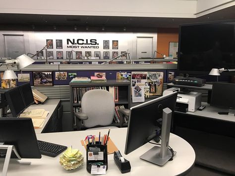 NCIS Set Tour  - Gibbs desk Ncis Agent Aesthetic, Dean Redding, Ncis Aesthetic, Lia Zhang, Fbi Office, Michael Townsend, Tony Dinozzo, Timothy Mcgee, Gibbs Ncis