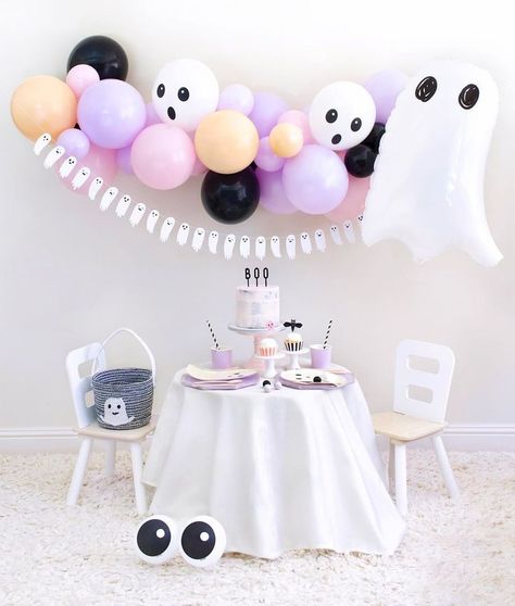 Halloween Party Boxes, Ghost Napkins, Halloween Boxes, Pasteles Halloween, Witches Tea, Balloon Cloud, Halloween First Birthday, Halloween Themed Birthday Party, Halloween Balloon