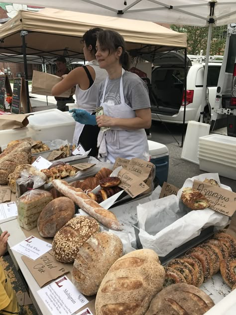 Farmers Market Bread Stand, Sourdough Farmers Market, Farmers Market Sourdough Display, Farmers Market Stand Ideas, Boujee Drinks, Farmers Market Display Baked Goods, Farmers Market Bakery Display, Farmers Market Baked Goods, Farmers Market Bakery