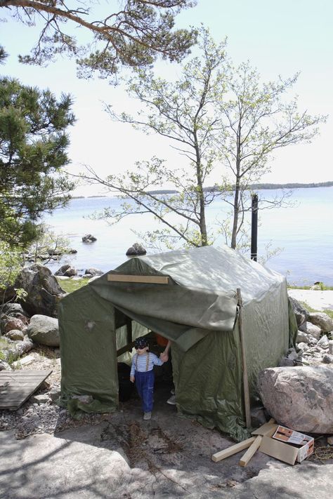 Finnish Tent Sauna. It's a  bummer that no one sells these in the U.S. Would be fun to have one of these while camping. Wilderness Skills, Sauna Tent, Army Tent, Camping Products, Diy Tent, Camp Site, Going Camping, Camping Needs, Tent Campers