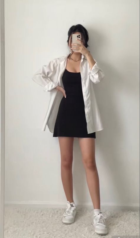 Aesthetic Closet, Outfit Black And White, Black And White Outfit, Capsule Closet, Black White Outfit, Casual College Outfits, Korean Casual Outfits, Jupe Short, Elegante Casual