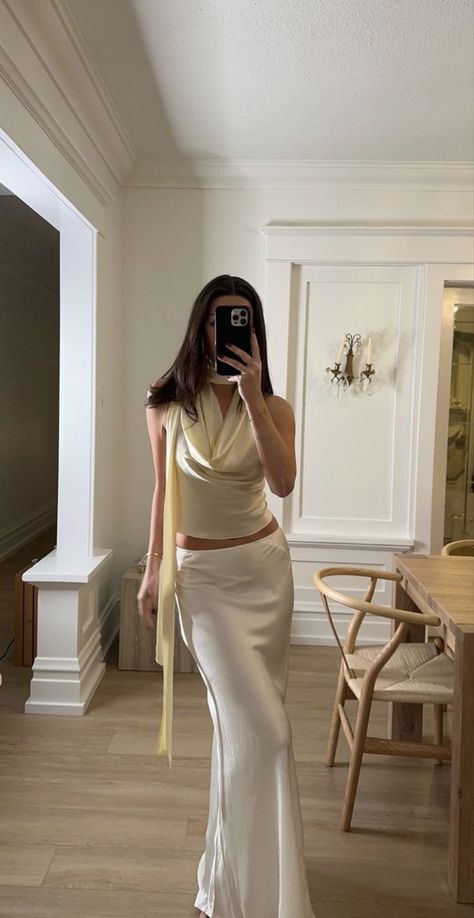 Soft White Outfit Aesthetic, Satin Skirt Top, Satin Skirt Outfit Classy, Satin Top Outfit, White Satin Skirt, Satin Skirt Outfit, Italian Summer Outfits, Satin Set, Set Outfits