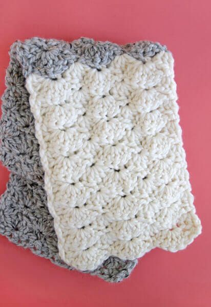 how to crochet the shell stitch - simple shell scarf Crochet Shell Scarf, Crochet Seashell Applique, Seashell Applique, Crochet Seashell, Sea Motifs, Crochet Shell Pattern, Crochet Kingdom, Crochet Infinity Scarf Pattern, Simple Scarf Crochet Pattern