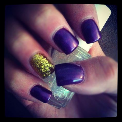 Football inspired nails. Go Vikings!!!! Vikings Football Nails, Minnesota Vikings Nails, Vikings Nails, Lsu Nails, Viking Nails, Football Nail Designs, Football Nails, Tiger Nails, Sports Ideas