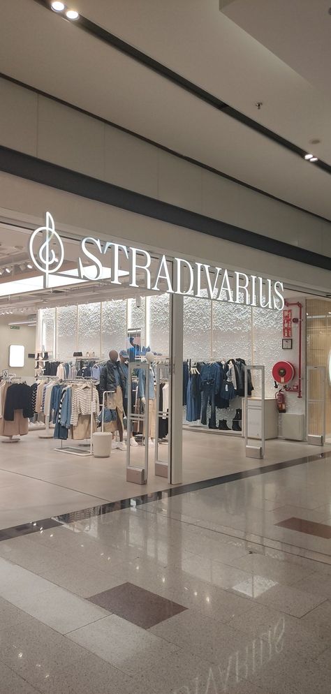 #stradivarius #shopping #spain Expensive Stores Aesthetic, Fashion Retail Store Aesthetic, Luxury Stores Asetic, Stradivarius Outfit, London Stores Aesthetic, Stradivarius Bag, Aesthetic Stores, Shop Aesthetic, Shopping Stores