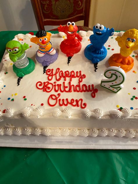 Costco cakes are so delicious but limited in design options. Using sesame street toys, the balloon cake turned into the perfect compliment to our Sesame Street party! Sesame Street Cake Diy, Simple Sesame Street Cake, Diy Sesame Street Cake, Sesame Street Sheet Cake, Sesame Street Cake Pops, Sesame Street Cakes, Sesame Street Cake Ideas, Sesame Street Birthday Party Ideas Food, Hannah Noelle