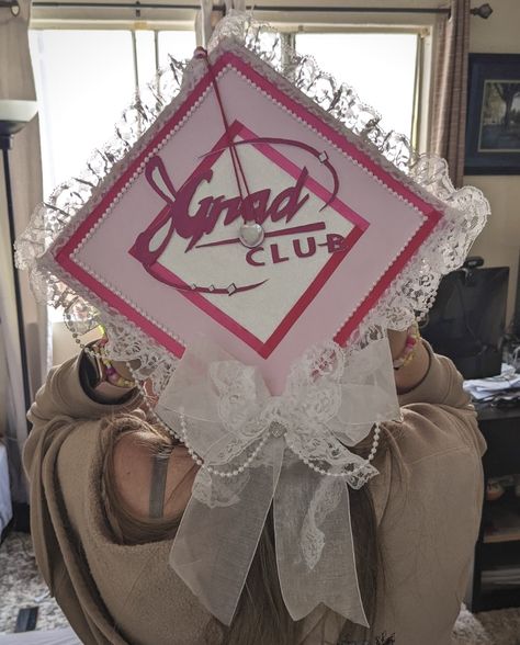 Dental Grad Cap Ideas, Winx Club Graduation Cap, Graduation Cap Designs With Bow, Lace Graduation Cap, Senior Crown Aesthetic, Barbie Grad Cap, Bratz Graduation Cap, Bow Graduation Cap, Pink Grad Cap Ideas